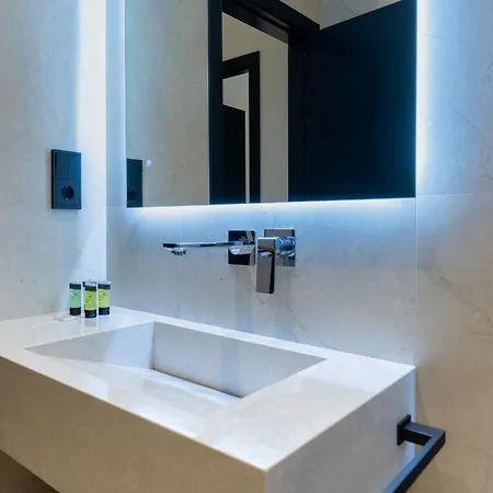 Apartment New Design - Private Patio - Gallos 2 *