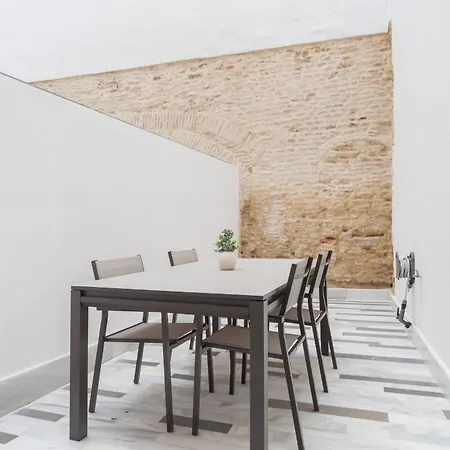 New Design - Private Patio - Gallos 2 Seville