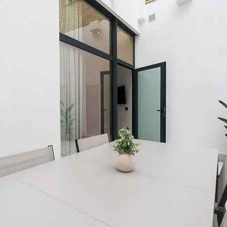 New Design - Private Patio - Gallos 2