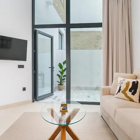 New Design - Private Patio - Gallos 2 Apartment