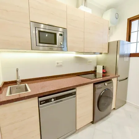 New! Modern In Neighborhood Apartment *
