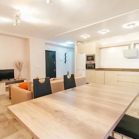 Apartment Wide And Diaphanous- 3bd 2bth- Alcazar *