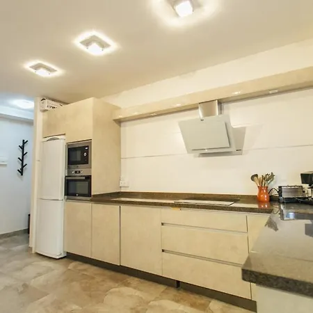 Apartment Wide And Diaphanous- 3bd 2bth- Alcazar