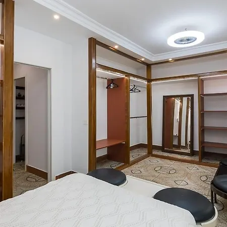 Deluxe Divina Seville