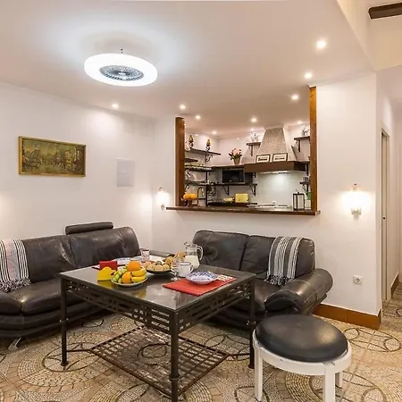 Deluxe Divina Seville