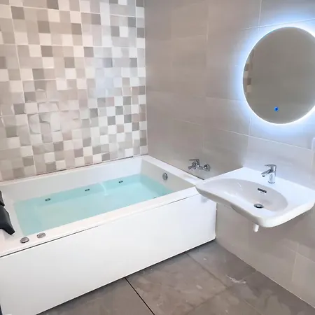Estudio Con Jacuzzi Privado En Triana