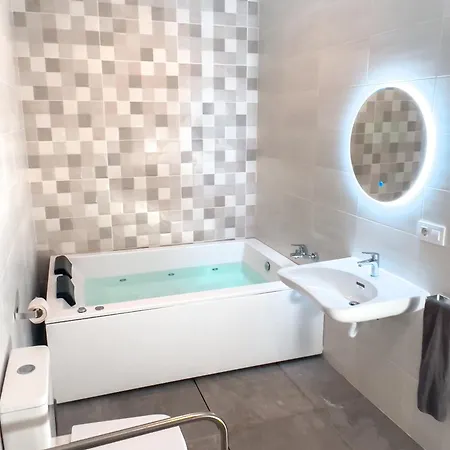Estudio Con Jacuzzi Privado En Triana