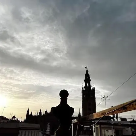 A Pies De La Giralda *