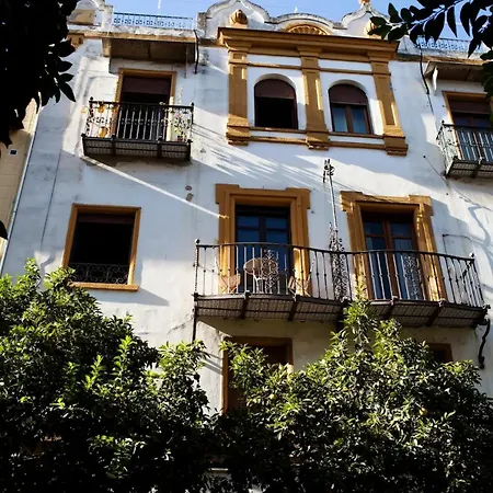 A Pies De La Giralda Seville