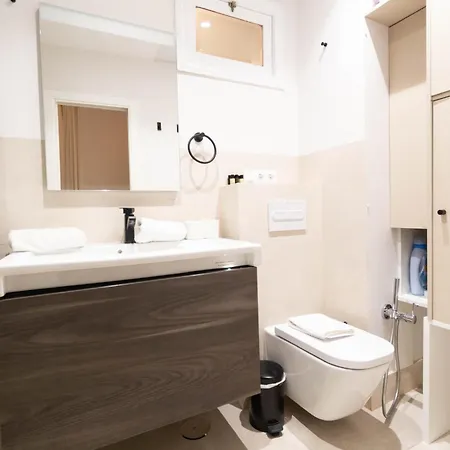 5-bedroom Gem In The Heart Of Apartment Seville