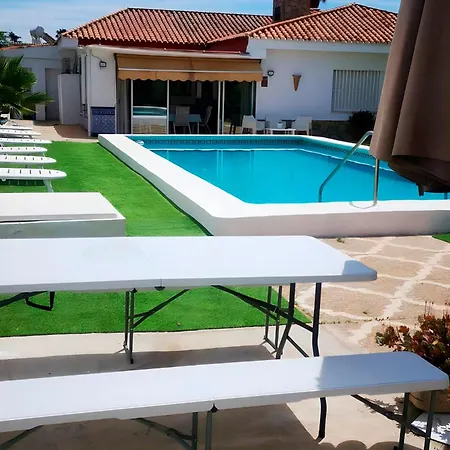 Con Jardin, Piscina Privada Y Parking