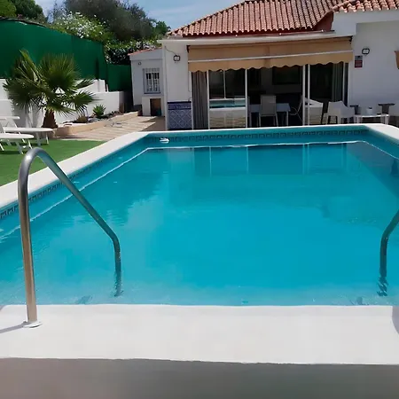 Con Jardin, Piscina Privada Y Parking Holiday home