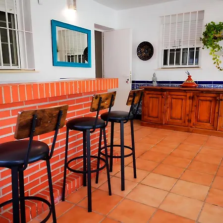 Con Jardin, Piscina Privada Y Parking Holiday home