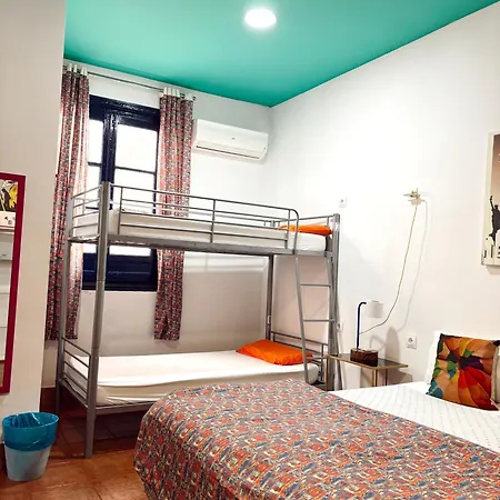 Kitsch Art Hostel *