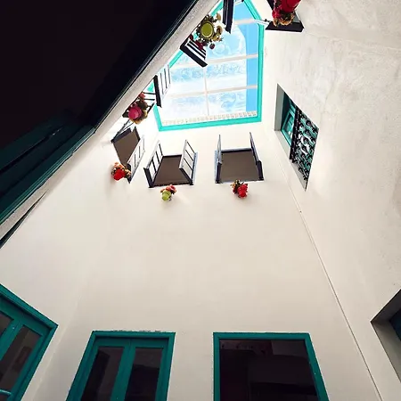 Kitsch Art Hostel *