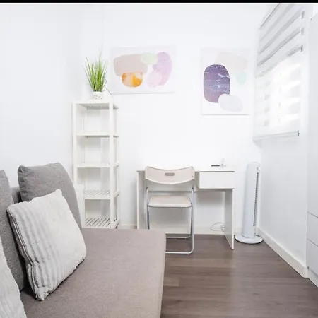Apartment Con Balcon