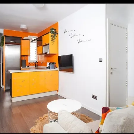 Con Balcon Apartment *