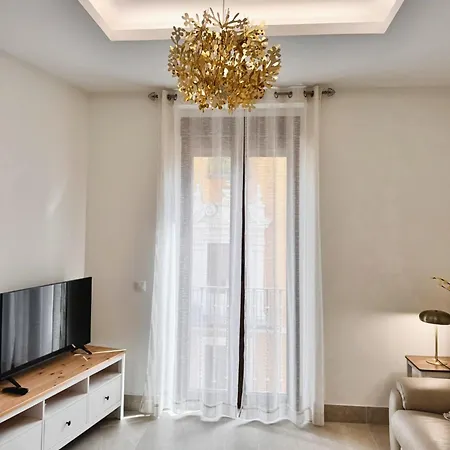 B Elegant & With Unique Views Apartment