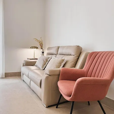 B Elegant & With Unique Views Apartment