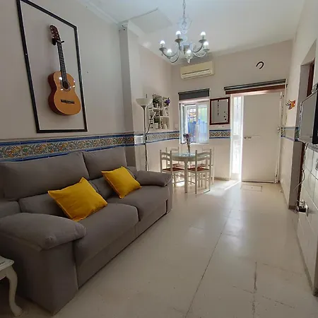 Tipico Y Pintoresco Patio De Vecinos, Con Encanto Севилья