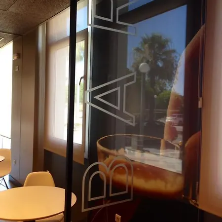 Ibis Hotel *