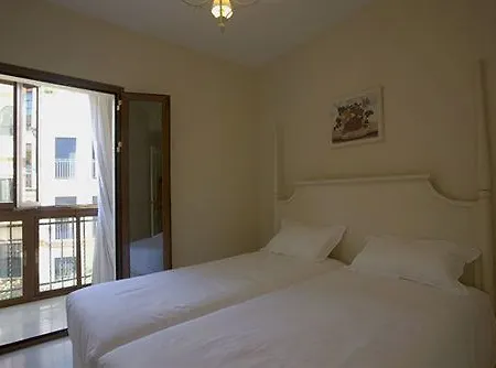 At Apartamentos&vtv Conde De Torrejón 10 *