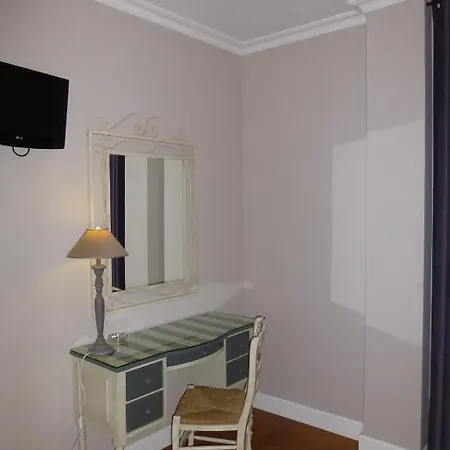 Πανσιόν Le Petit Paris 2*