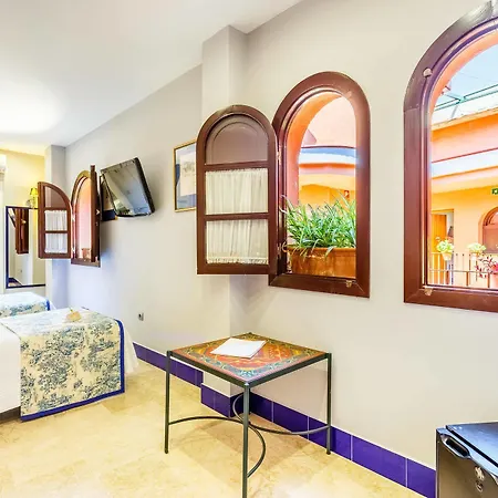 מלון Patio De La Alameda 3*