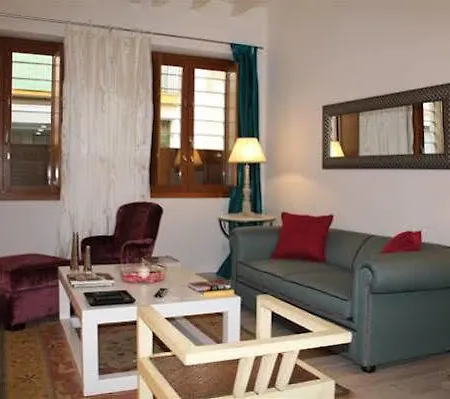 Singular Relator Apartment
