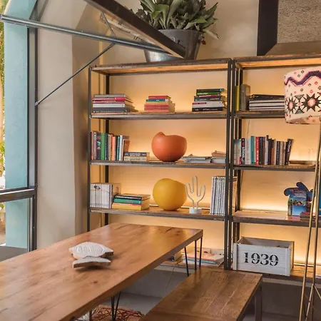 בית הארחה The Corner House 3*