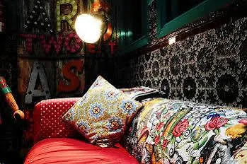 Kitsch Art Hostel *