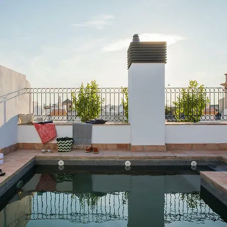 Feria Pool & Luxury