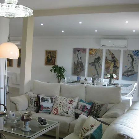 Beds Triana Homestay *