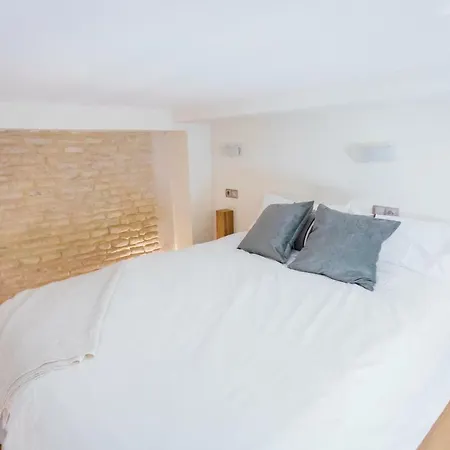 O&L Byron Suites Апартаменты *