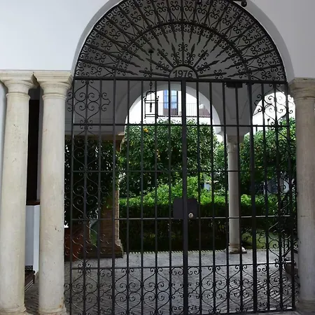 Alcazar Donkey Apartment