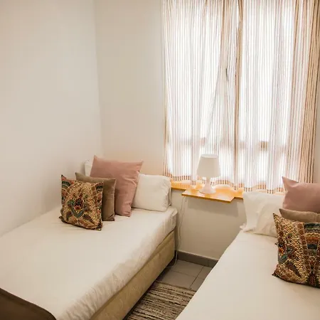 Alameda's Pearl With Parking Apartment