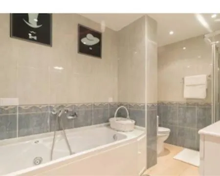 13 Calle San Jacinto * Seville