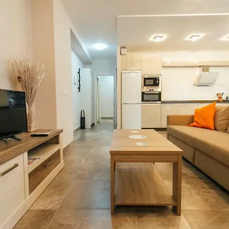 Wide And Diaphanous- 3bd 2bth- Alcazar *