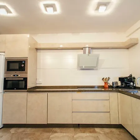 Apartment Wide And Diaphanous- 3bd 2bth- Alcazar