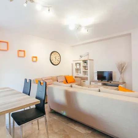 Apartment Wide And Diaphanous- 3bd 2bth- Alcazar