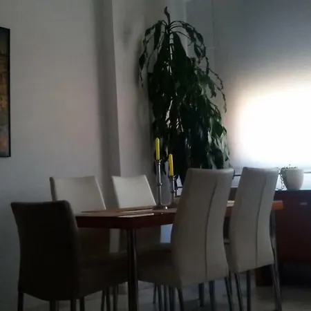 The Hostelito! Free Parking Apartment
