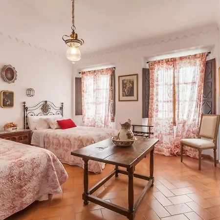 Elvira, Exclusive Pool And Gardens In The Heart Of