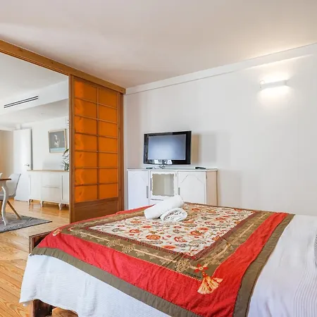 Cozy 1br Recently Renovated In Centre Apartment *