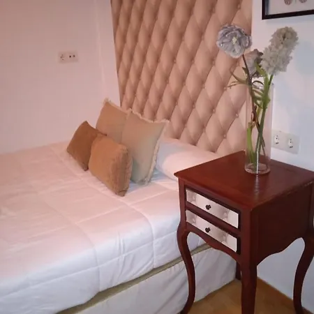 Hostel-Toni Trajano 37 Sevilla Homestay *
