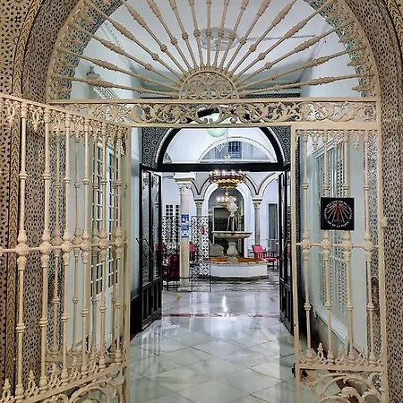 Simon Hotel *