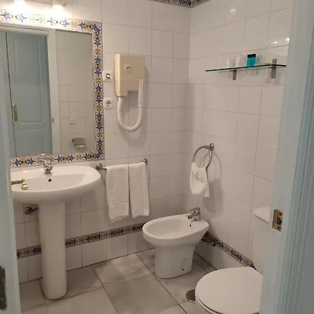 Simon Hotel *