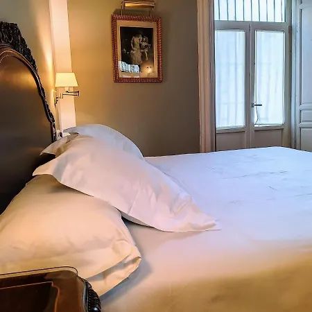 Simon Hotel *