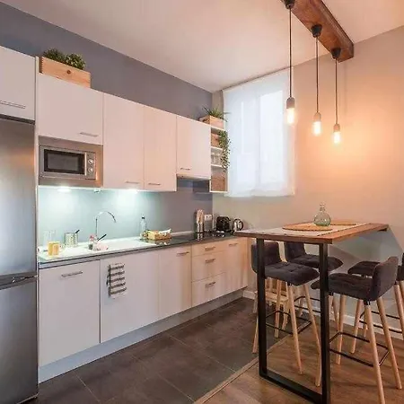 Parking Free - Cathedral Area -2 Months Min Apartment
