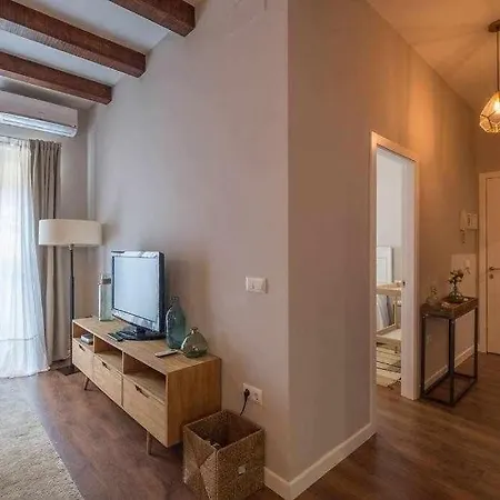 Apartment Parking Free - Cathedral Area -2 Months Min