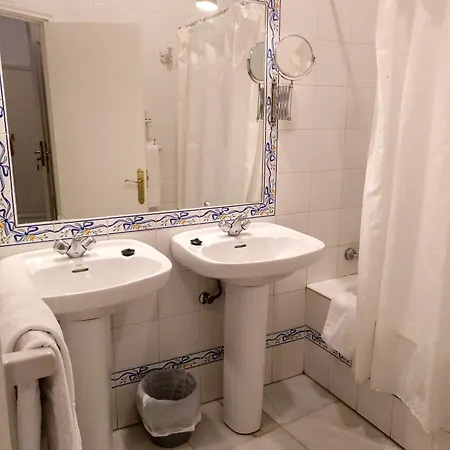 Simon Hotel *